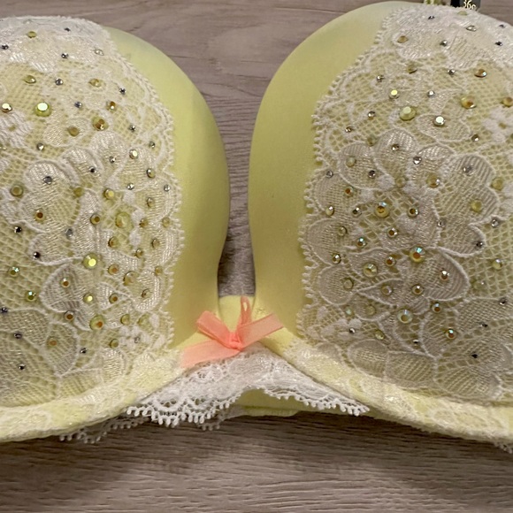 NWT Victoria’s Secret Dream Angel’s Push Bra with Rhinestones - Picture 2 of 3